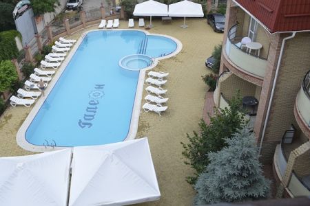 Внешний вид корпуса с внутреннего дворика и бассейн