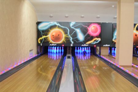 Внешний вид корпуса с внутреннего дворика и бассейн