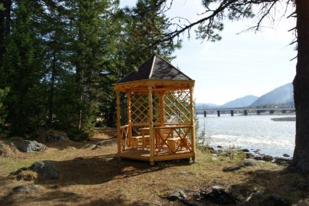Беседка на берегу р. Бия