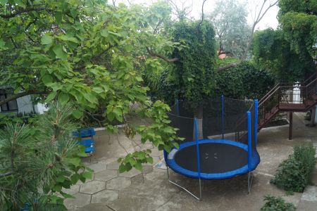 Вид на корпус с пляжа