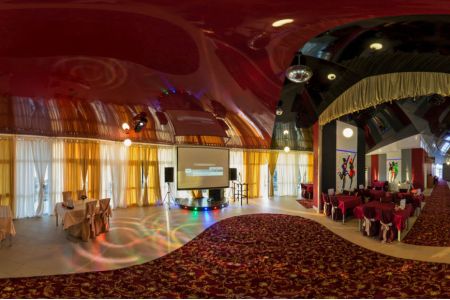 Фасад и бассейн