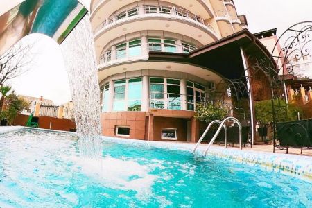 Фасад и бассейн