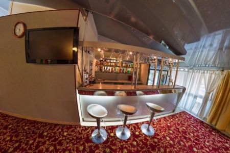 Фасад и бассейн