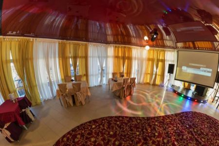 Фасад и бассейн