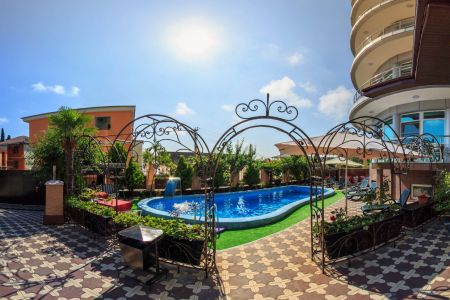 Фасад и бассейн