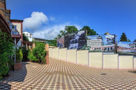 Фасад и бассейн