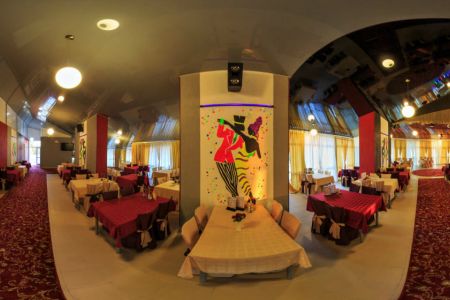 Фасад и бассейн