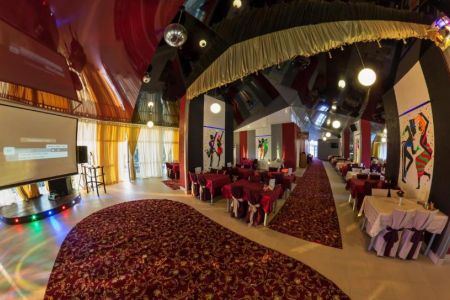 Фасад и бассейн