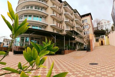 Фасад и бассейн