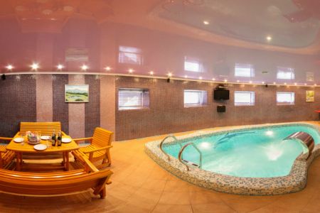 Фасад и бассейн