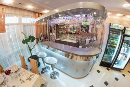 Фасад и бассейн