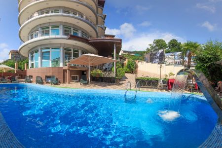 Фасад и бассейн