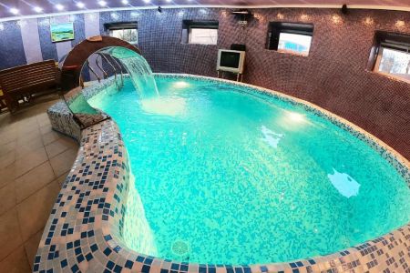 Фасад и бассейн