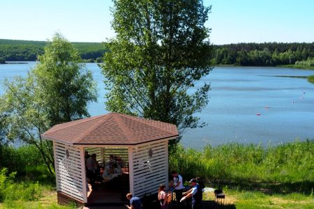 Беседки на берегу