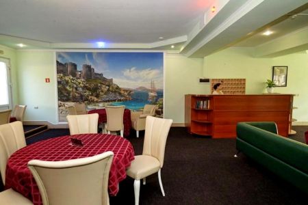 Фасад и вид на бассейн