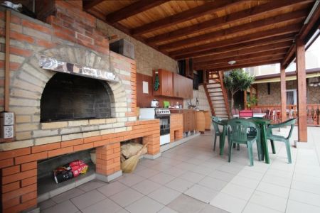 Фасад и вид на бассейн