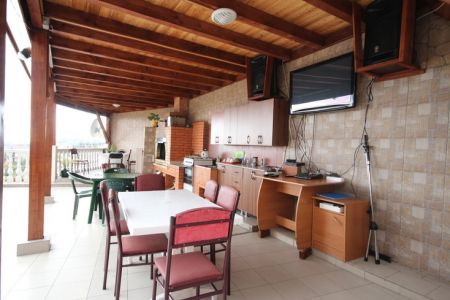 Фасад и вид на бассейн