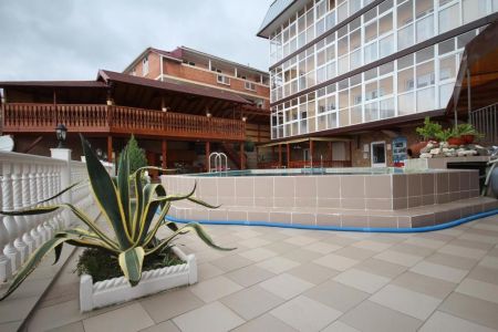 Фасад и вид на бассейн