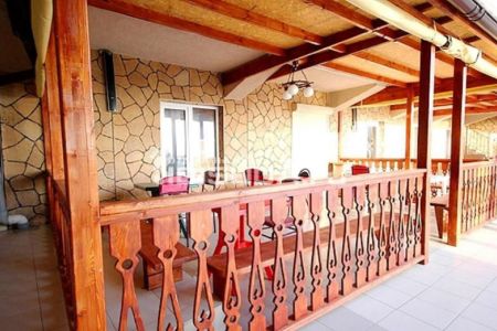 Фасад и вид на бассейн