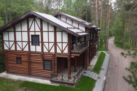 Территория. Коттедж 6-местный Лесной