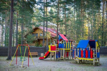 Территория. Коттедж 6-местный Лесной