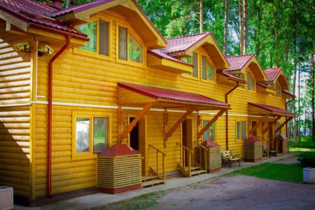 Территория. Коттедж 6-местный Лесной