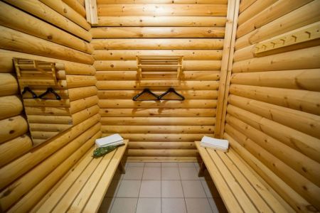 Территория. Коттедж 6-местный Лесной