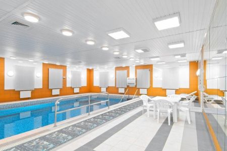 Территория. Коттедж 6-местный Лесной