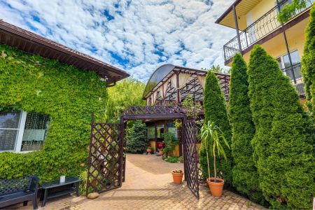 Бассейн и лежаки, здание - крупный план