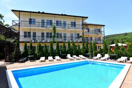 Бассейн и лежаки, здание - крупный план