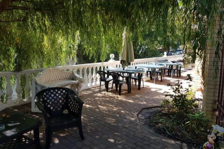 Бассейн и лежаки, здание - крупный план