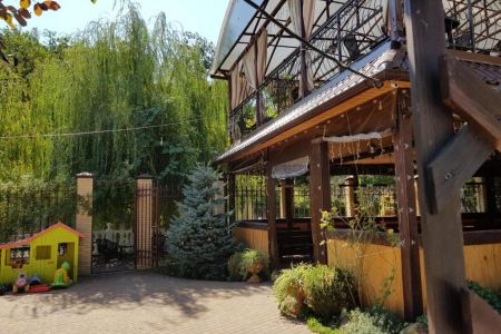 Бассейн и лежаки, здание - крупный план