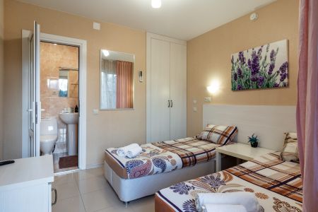 Бассейн и лежаки, здание - крупный план