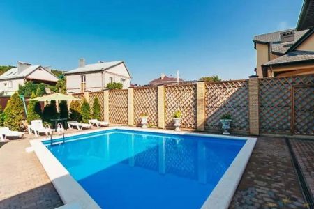 Бассейн и лежаки, здание - крупный план