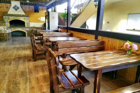 Бассейн и лежаки, здание - крупный план