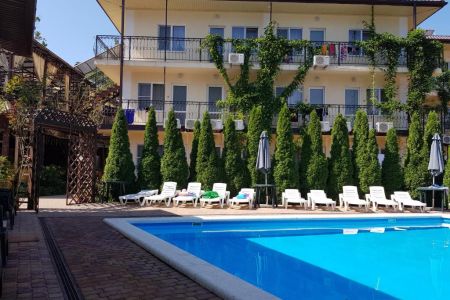 Бассейн и лежаки, здание - крупный план