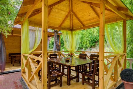 Бассейн и лежаки, здание - крупный план