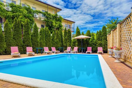 Бассейн и лежаки, здание - крупный план