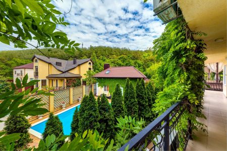 Бассейн и лежаки, здание - крупный план