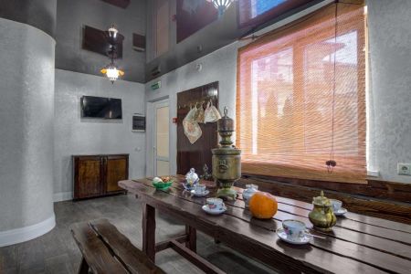 Бассейн и лежаки, здание - крупный план