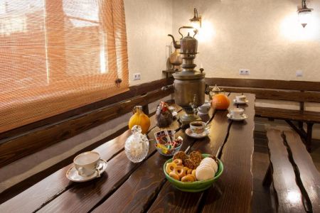 Бассейн и лежаки, здание - крупный план