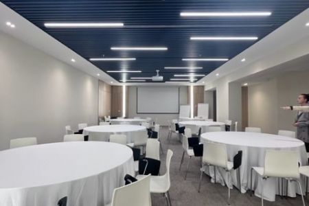 Конференц-зал (круглые столы-2)