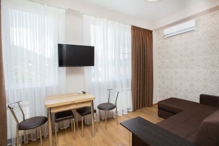 Апартаменты 4-местные Улучшенные (с балконом)