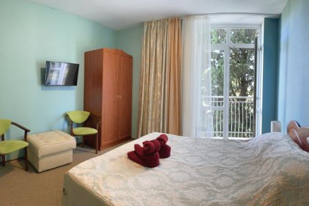 Люкс 4-местный 3-комнатный (два балкона)