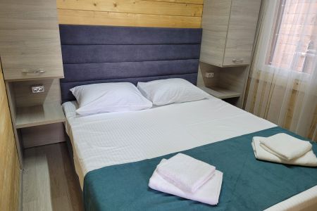 Домик 4-местный 2-комнатный (с кухней)