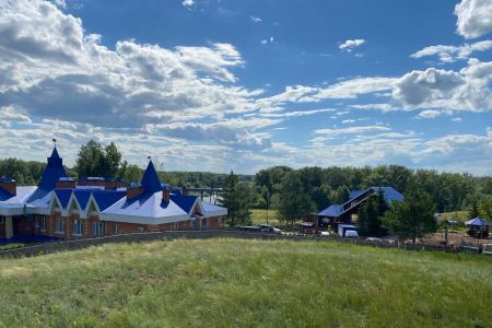 Красная гора. Внешний вид