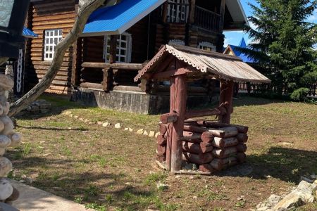 Красная гора. Внешний вид