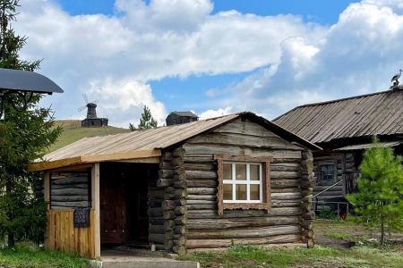 Красная гора. Внешний вид