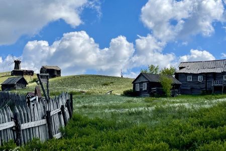 Красная гора. Внешний вид