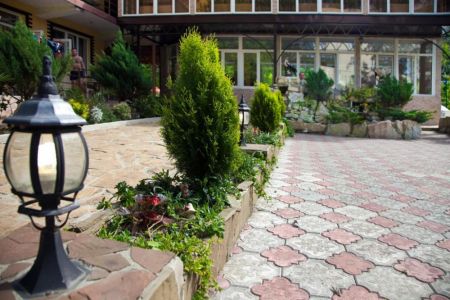 Фасад, территория